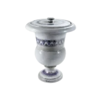 Jarrón decorativo de cerámica con tapa, presenta un diseño elegante en tonos gris y púrpura, ideal para la decoración del hogar o como pieza de colección.