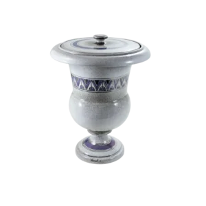 Jarrón decorativo de cerámica con tapa, presenta un diseño elegante en tonos gris y púrpura, ideal para la decoración del hogar o como pieza de colección.