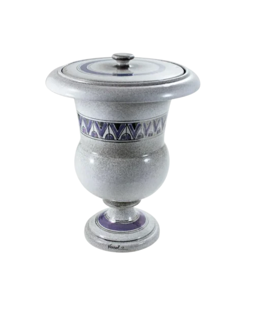 Jarrón decorativo de cerámica con tapa, presenta un diseño elegante en tonos gris y púrpura, ideal para la decoración del hogar o como pieza de colección.