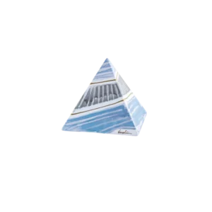 Piramide decorativa en tonos azules y blancos, con detalles en dorado, ideal para la decoración del hogar o coleccionistas de arte.