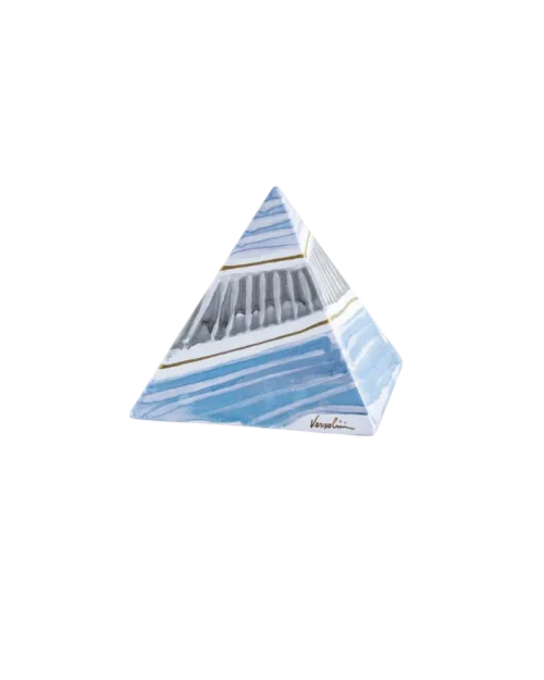Piramide decorativa en tonos azules y blancos, con detalles en dorado, ideal para la decoración del hogar o coleccionistas de arte.