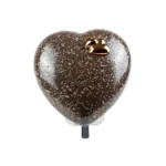 Corazón de chocolate decorado con un brillo dorado, ideal para ocasiones especiales como San Valentín o aniversarios.