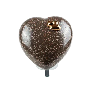 Corazón de chocolate decorado con un brillo dorado, ideal para ocasiones especiales como San Valentín o aniversarios.
