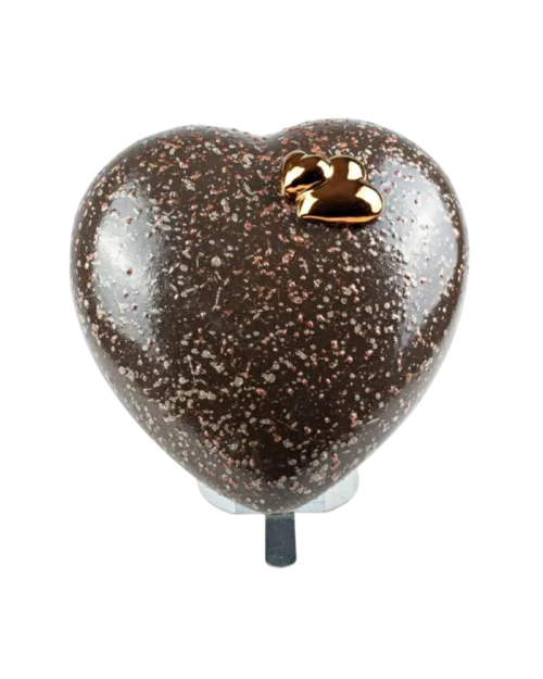 Corazón de chocolate decorado con un brillo dorado, ideal para ocasiones especiales como San Valentín o aniversarios.
