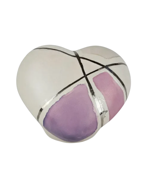 Corazón decorativo de cerámica en tonos blanco y morado, con detalles en dorado. Ideal para decoración del hogar o regalos personalizados.
