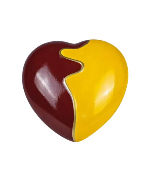 Corazón decorativo bicolor en tonos rojo y amarillo, ideal para decoración y regalos, con un acabado brillante y moderno.