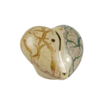 Piedra decorativa en forma de corazón con vetas doradas y azules, ideal para coleccionistas y decoración de interiores.