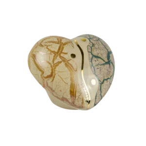 Piedra decorativa en forma de corazón con vetas doradas y azules, ideal para coleccionistas y decoración de interiores.