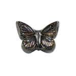 Broche de mariposa decorativa con detalles en tonos metálicos y dorados, ideal para complementar atuendos elegantes o informales.
