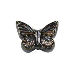 Broche de mariposa decorativa con detalles en tonos metálicos y dorados, ideal para complementar atuendos elegantes o informales.