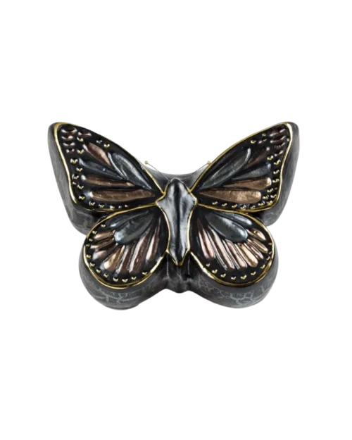 Broche de mariposa decorativa con detalles en tonos metálicos y dorados, ideal para complementar atuendos elegantes o informales.