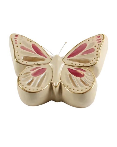Mariposa decorativa de cerámica con detalles en color dorado y tonos rosados, ideal para adornar espacios y como regalo.