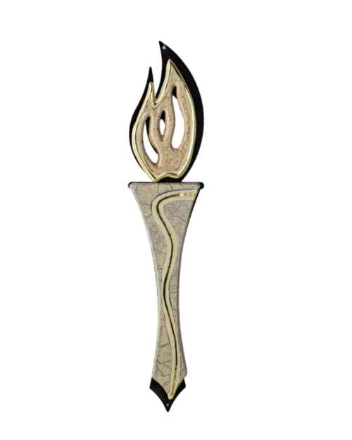Antorcha decorativa con diseño moderno, elaborada en materiales de colores cálidos y detalles dorados, simbolizando la luz y el conocimiento.