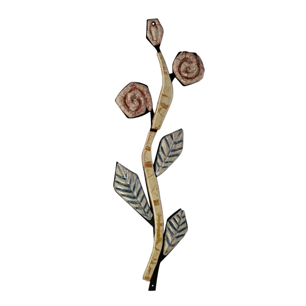 fiori-Photoroom Diseño artístico de una flor con tres rosas en tonos rosa y hojas verdes, representando una decoración elegante y natural. Ideal para ilustrar temas de botánica o diseño floral.