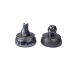 Figuras decorativas de un gato y un perro en bases redondas, fabricadas en material oscuro con detalles brillantes, ideales para la decoración del hogar.