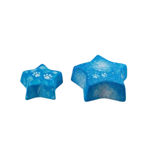 Dos estrellas de resina azul, una más pequeña que la otra, con huellas de patas blancas en la parte superior. Ideal para decoraciones o manualidades.