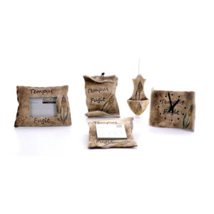 Conjunto de artículos decorativos que incluyen marcos de fotos y un reloj, todos con el diseño "Tempus Fugit" y detalles florales. Ideal para decoración del hogar y regalo.